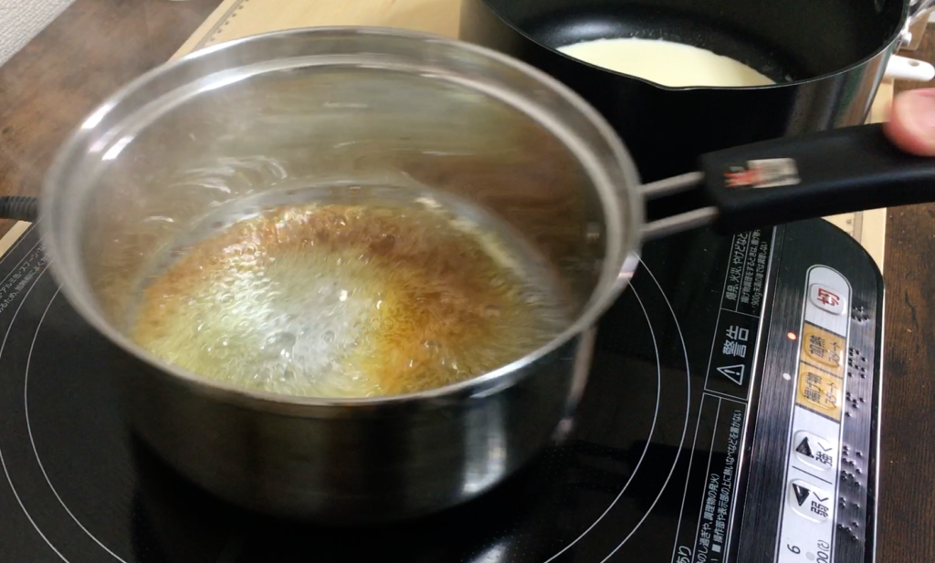 キャラメルナッツ鍋を揺らす